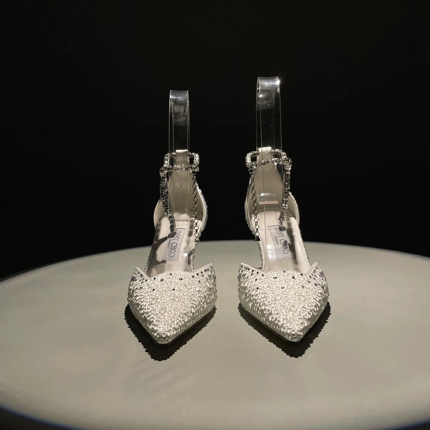 👟👟Ex-factory price 720👟👟 Jimmy Choo/Jimmy Choo classic diamond chain pointed toe crystal high-heeled sandals. Excellent crystal shoes. So beautiful that you can't take your eyes away. The shape of the shoes is very delicate and not too narrow and long. The internal space is sufficient to allow the toes to relax enough. The rhinestones outline a charming arc on the instep. It is simply beautiful. It has a 360-degree surrounding fairy atmosphere. Gorgeous without being exaggerated! ! The fabric is made of imported silk, with imported sheepskin lining. Customized A-grade Italian genuine leather sole. Heel height: 6.5 or 8.5. Size: 35-40 (41, 42, 43 customized, non-refundable)